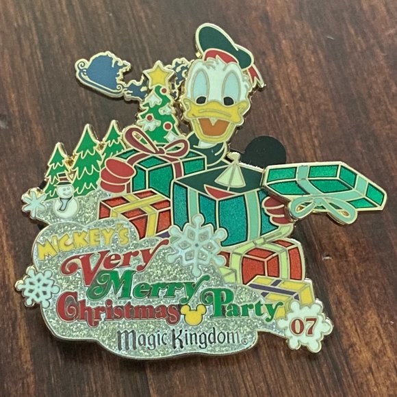 2007 Limited Edition Moving Very Merry Christmas Party Donald Duck Pin - Picture 1 of 4